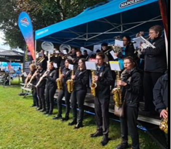 La Royale Écho de la Warche au 1er championnat de Barbecue dans le parc de la Cathédrale de Malmedy